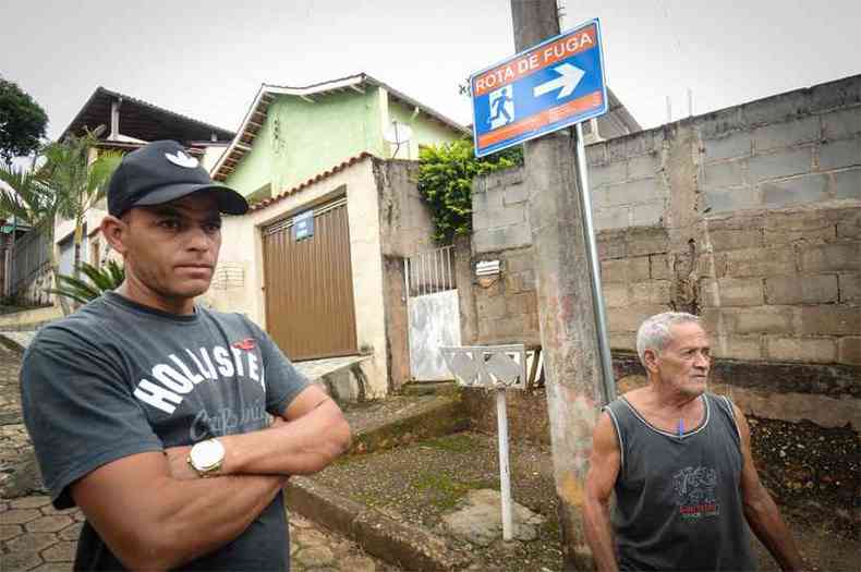O motorista Reinaldo Duarte se queixa da falta de orientao. Ex-funcionrio da Vale, Jos Barbosa, de 80 anos, diz no reconhecer mais a companhia(foto: Leandro Couri/EM/DA Press)