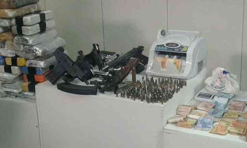 O material estava em um apartamento que servia de depsito de armas e drogas, no Bairro Castelo(foto: Divulgao PMMG)