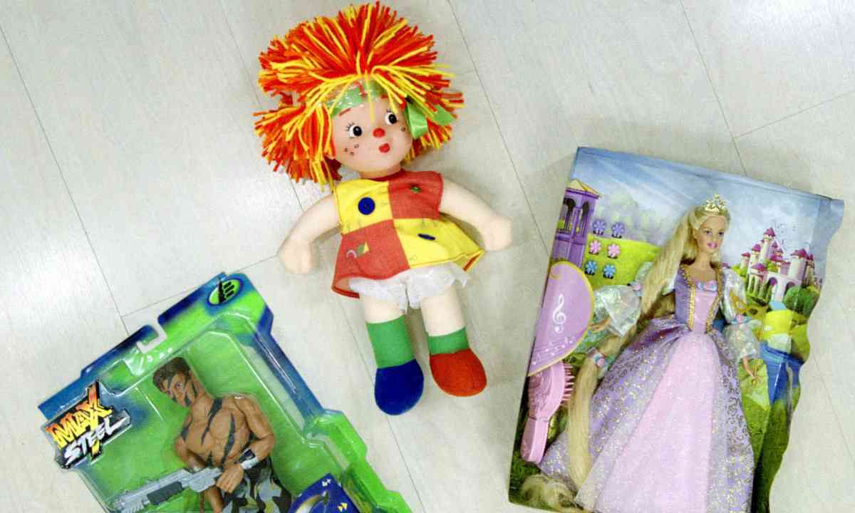 Bolinhas de ímã coloridas são vendidas como brinquedos no Brasil e