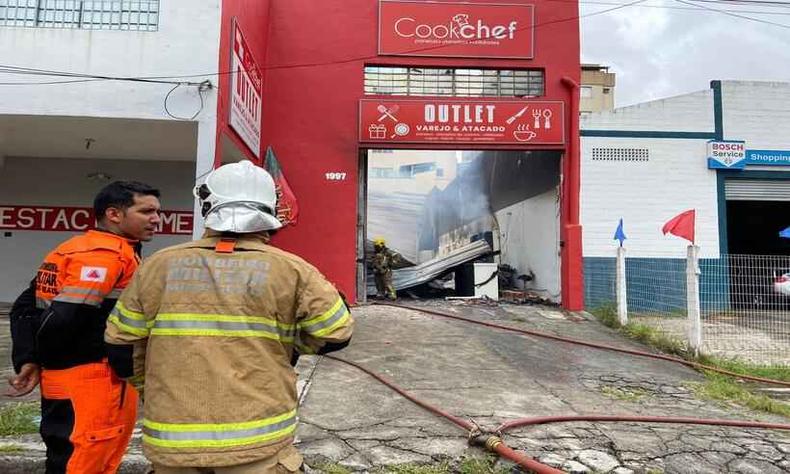 Bombeiros estão no local para controlar as chamas(foto: Clara Mariz/EM/D.A Press) Bombeiros diante da loja atingida pelo incêndio