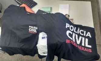 Camisas da Polcia Civil foram apreendidas com os homens e teriam sido roubadas na casa de jogos de azar (foto: Polcia Militar/ Divulgao)