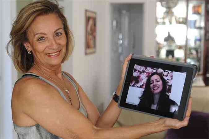 Alm do computador, Maria da Purificao Figueiredo Seplveda, de 74 anos, tem um iPad por meio do qual conversa com a filha Mnica, que mora na Alemanha(foto: Leandro Couri/EM/D.A Press)