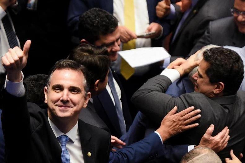 Rodrigo Pacheco acena para as c�meras ap�s ser reeleito presidente do Senado