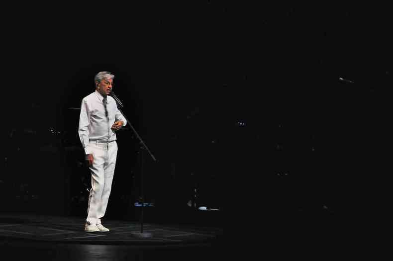 De camisa e cala brancos, Caetano Veloso se apresenta no palco do Palcio das Artes