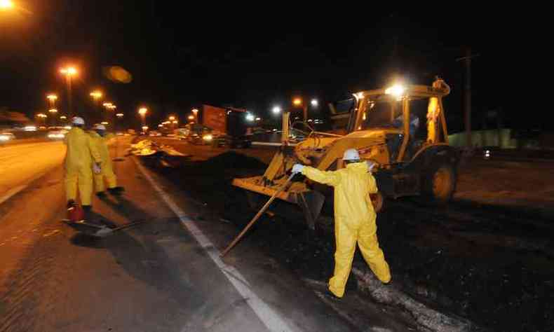 Equipes especializadas iniciaram trabalhos de limpeza no fim da noite(foto: Tlio Santos/EM/D.A.Press)
