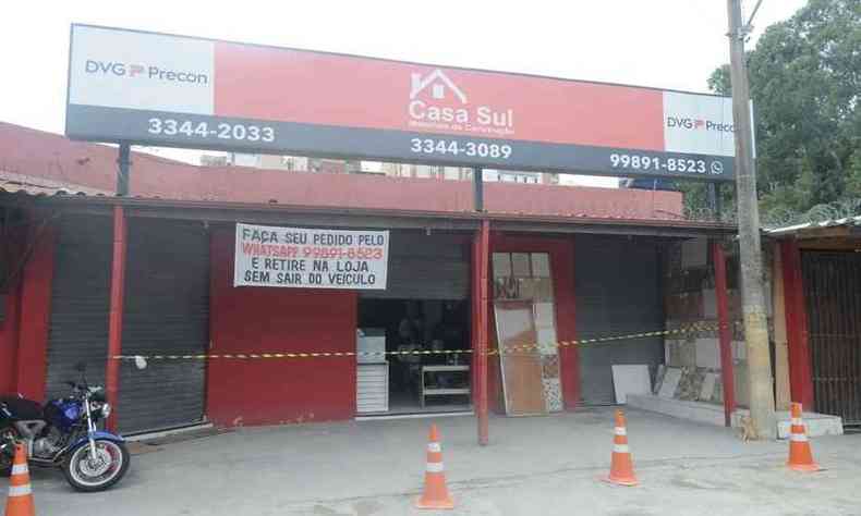 Reportagem do Estado de Minas flagrou lojas de construo funcionando normalmente, em BH(foto: Leandro Couri/EM/D.A. Press.)