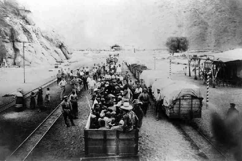 Trem transportando prisioneiros herers para o campo de concentrao em 1904(foto: Getty Images)