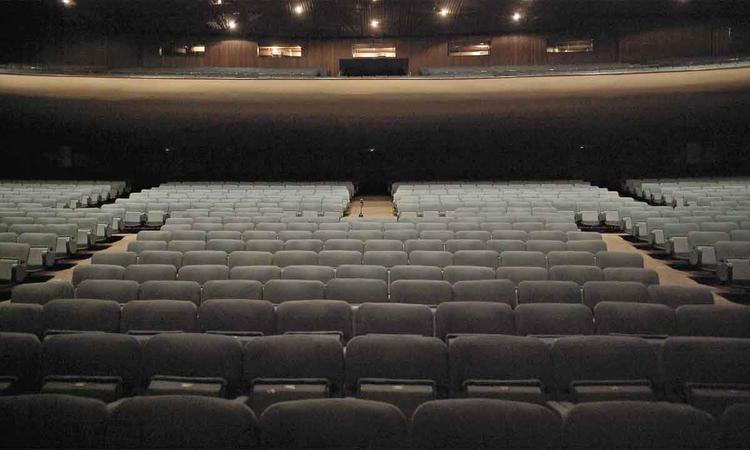 Plateia vazia de um teatro em cena do filme Espera