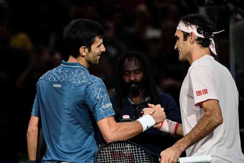 Enquanto o srvio Novak Djokovic tenta voltar a vencer o Aberto da Austrlia depois de trs anos, suo Roger Federer  o atual bicampeo da competio(foto: ANNE-CHRISTINE POUJOULAT/AFP %u2013 4/11/18)