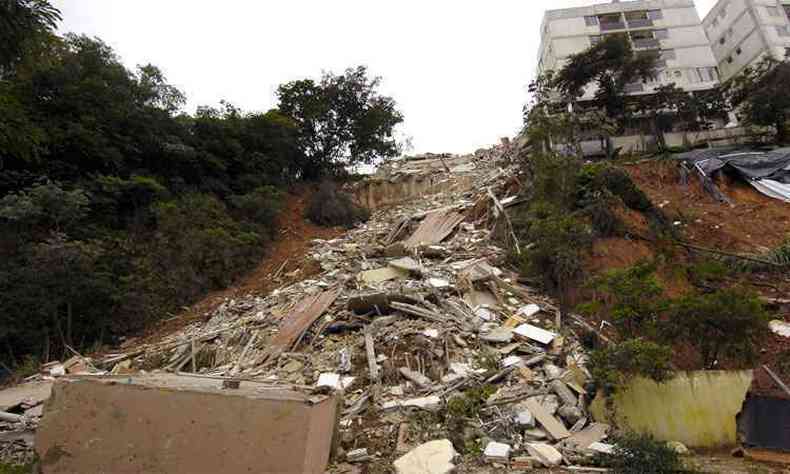 Um prdio desabou e outro foi demolido em janeiro de 2012 na Rua Laura Soares Carneiro, no Buritis (foto: Renato Weil/EM/D.A Press)