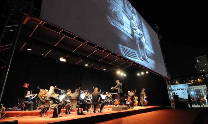 Estreia de mostras audiovisual e de cinema exibe no Centro de BH o filme O garoto, com Charles Chaplin, com trilha da Orquestra de Câmara Sesiminas (foto: Túlio Santos/EM/D.A.Press) Estreia de mostras audiovisual e de cinema exibe no Centro de BH o filme O garoto, com Charles Chaplin, com trilha da Orquestra de Câmara Sesiminas (foto: Túlio Santos/EM/D.A.Press)