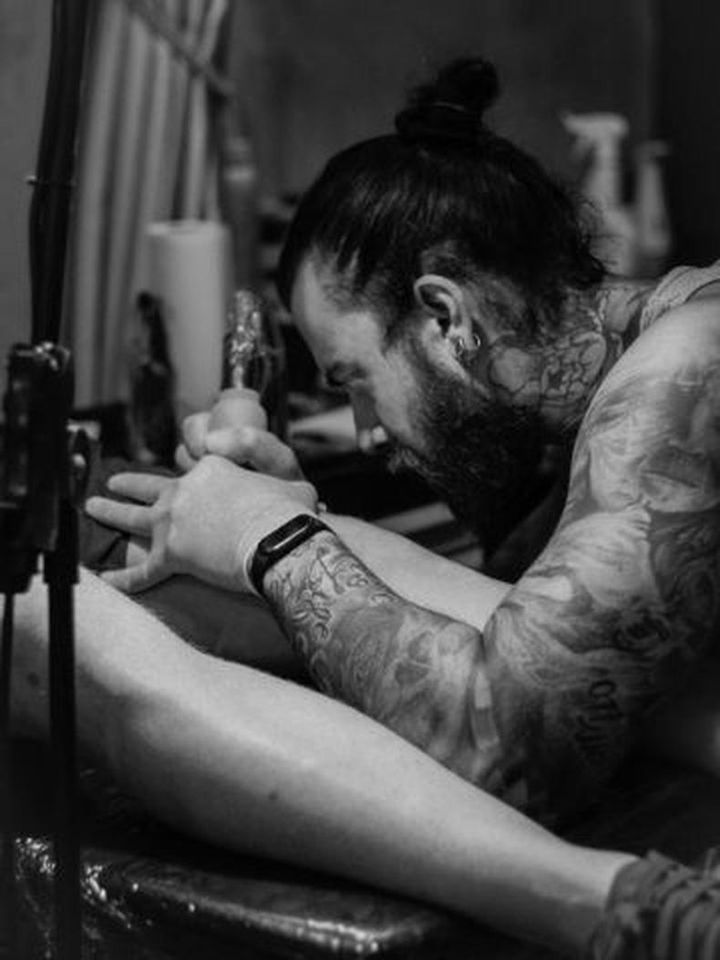Com anos no mercado, o tatuador mineiro Giovanni Fortini se recusou a tatuar a suástica, símbolo do nazismo (foto: Arquivo Pessoal/Reprodução ) Giovanni Fortini