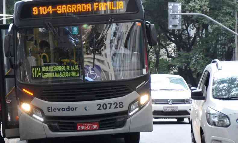 Ponto de onibus na Rua Tamoios, no Centro de BH