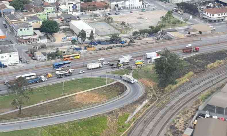 Devido a batida, o congestionamento se estendeu por trs quilmetros(foto: Polcia Rodoviria Federal (PRF) / Divulgao)