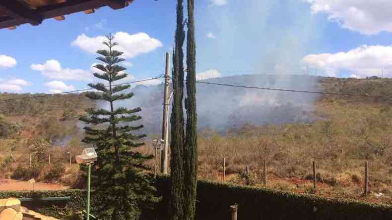 Moradores denunciaram que o fogo comeou de maneira criminosa(foto: Corpo de Bombeiros/Divulgao)
