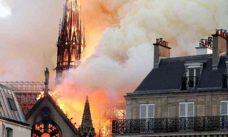 O incndio destruiu parte do telhado da catedral em 15 de abril(foto: Reuters/Benoit Tessier/Direitos Reservados )