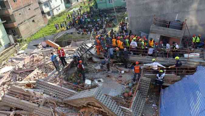 Terremoto volta a atingir Nepal e deixa pelo menos 34 mortos.  o segundo tremor no pas em menos de 20 dias.AFP Photo /Prakash Mathema