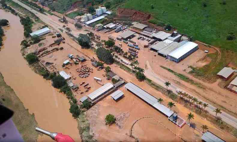 Em Rio Casca, depois da inundao de dezembro, prefeitura ainda precisa se preocupar com chuvas recentes que ameaam encostas(foto: Corpo de Bombeiros/Divulgao)