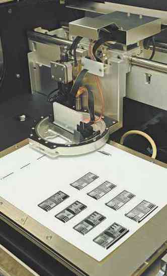 Impressora usada nas pesquisas foi especialmente adaptada para produzir circuitos com tinta de buriti(foto: CARLOS VIEIRA/CB/D.A PRESS)