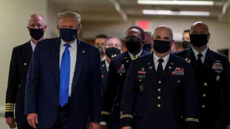 Trump, de mscara, em visita a centro mdico militar em Maryland(foto: REUTERS/Tasos Katopodis)