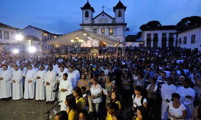 Muitos dos presentes se emocionaram diante do drama de parentes, amigos e moradores atingidos pela tragédia de quinta-feira(foto: RODRIGO CLEMENTE/EM/D.A PRESS) Muitos dos presentes se emocionaram diante do drama de parentes, amigos e moradores atingidos pela tragédia de quinta-feira(foto: RODRIGO CLEMENTE/EM/D.A PRESS)