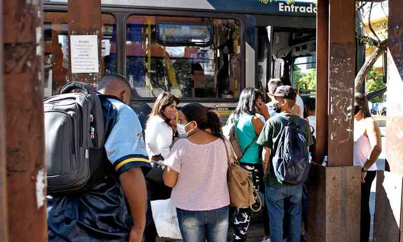 Passageiros reclamam que no h como manter o distanciamento social recomentado por profissionais de sade(foto: Edsio Ferreira/EM/D.A Press)