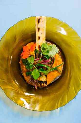 Taco de curry de caranguejo com palmito assado, pimentas mexicanas, capim limo e coentro paco ruano para cozinha tupis