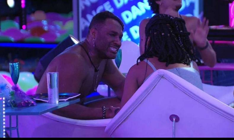 Fred Niccio conversando com Marvvila durante festa do BBB23