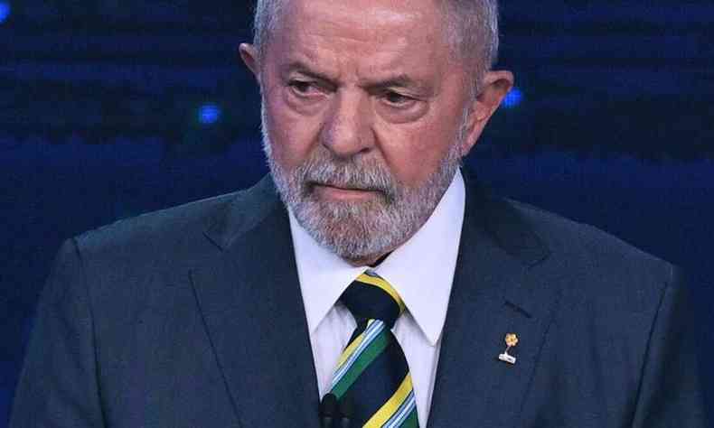 Lula com o broche na lapela