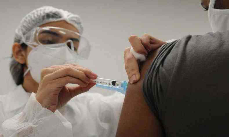 PBH vai vacinar, pela primeira vez, pessoas com 28 anos, alm de aplicar segundas doses e repescagem(foto: Leandro Couri/EM/D.A Press)