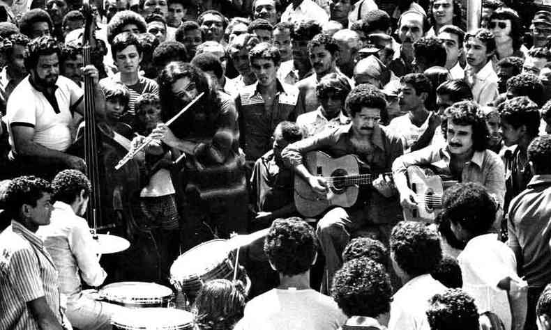 Quinteto Violado faz show no Mercado de São José, no Recife, nos anos 1970(foto: Quinteto Violado/Acervo)