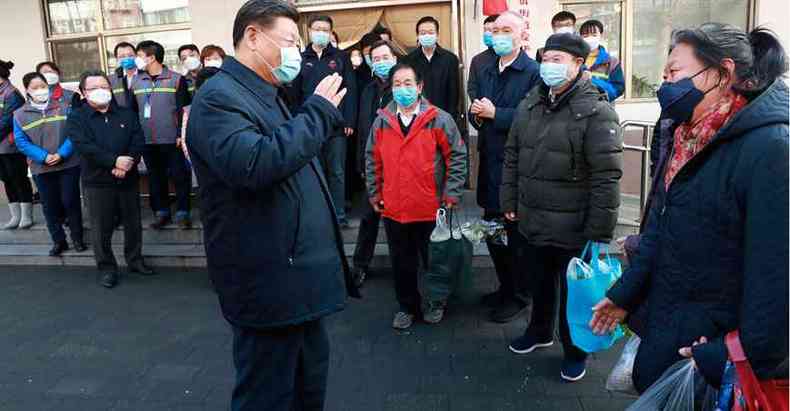 Xi Jinping, presidente chins, em visita, ontem, a hospital de Pequim(foto: JU PENG/AFP)