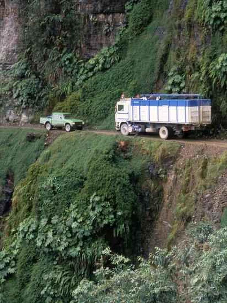 Carro na contramo 'Estrada da Morte', na Bolvia