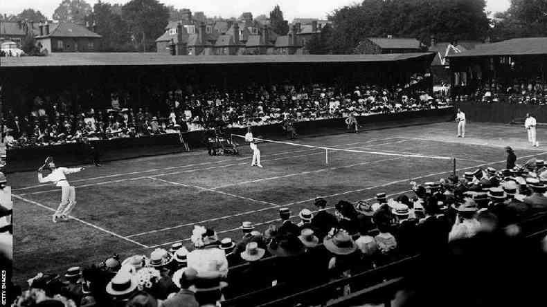 Partida de tênis entre duplas masculinas na antiga sede do All England Club, em Worple Road