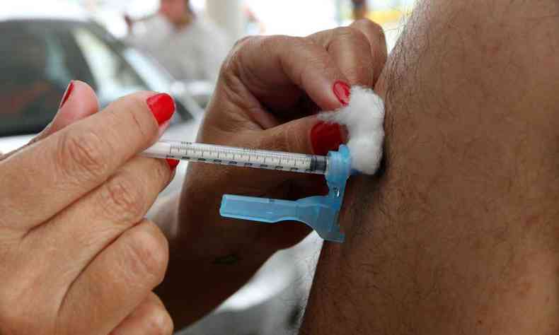 Vacina sendo aplicada em braço de cidadão de BH