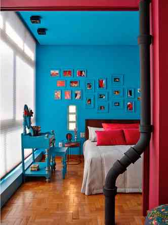 Quarto projetado pela arquiteta Gislene Lopes tem uma das paredes e o teto pintados no mesmo tom de azul(foto: Jomar Bragana/Divulgao)