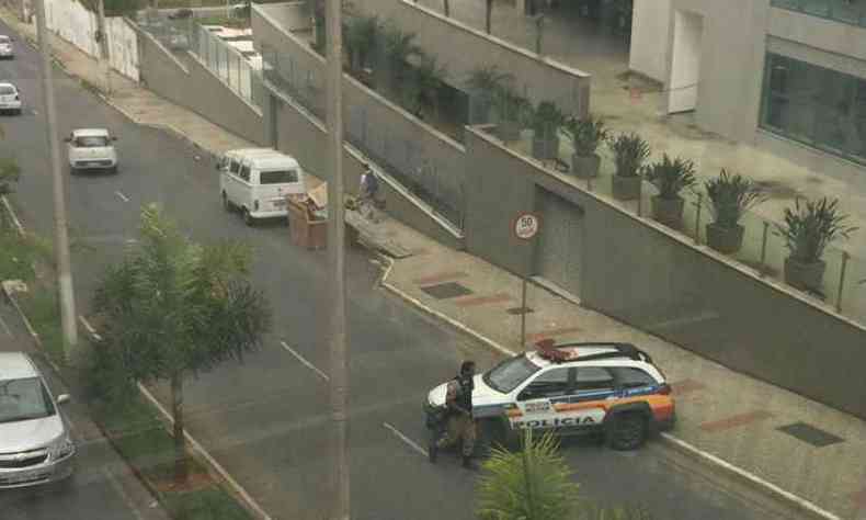 Movimentao policial em frente ao hospital aps a troca de tiros