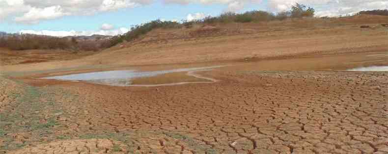 Reservatrio seco em Francisco S, Norte de Minas, que decretou estado de emergncia, como outras 103 cidade mineiras (foto: Luiz Ribeiro/EM/D.A PRESS )