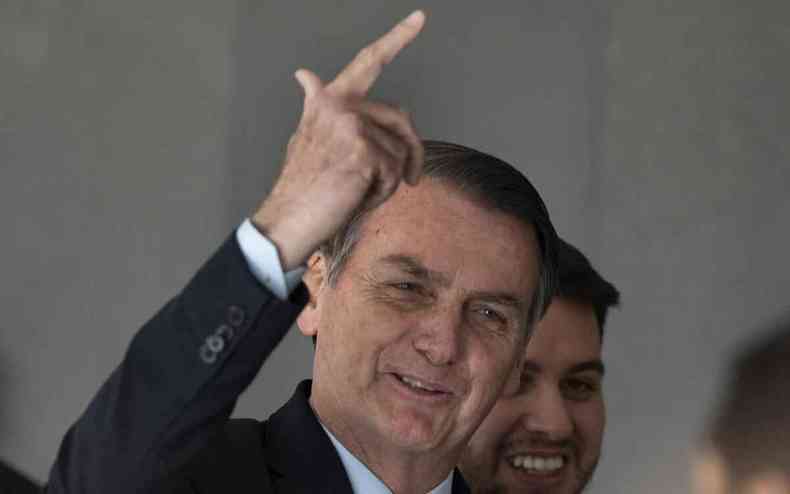 Bolsonaro faz sinal de arma com as mos