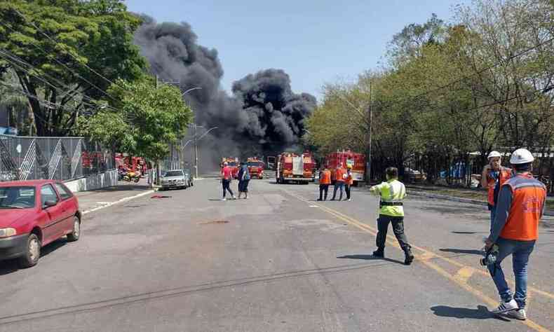 Incndio em Contagem-MG. Bombeiros na rua e fumaa ao fundo