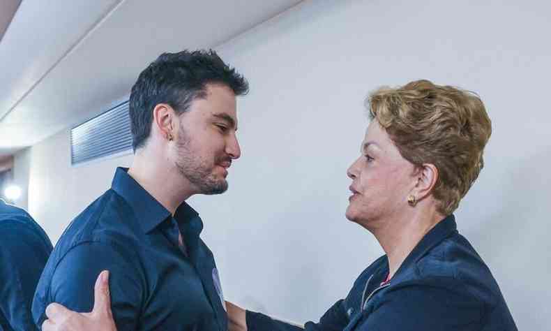 Felipe e Dilma se abraam 
