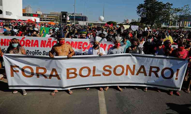 Membros de partidos de oposio e movimentos sociais participam do protesto (foto: Sergio Lima / AFP)