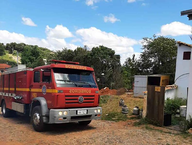 Botijes em chamas foram contidos do lado de fora do restaurante pelos bombeiros caminho dos bombeiros Tiradentes botijes queimados incndio em restaurante 