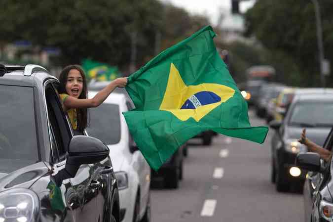 Eleitores e simpatizantes de Bolsonaro fizeram festa na Avenida Lcio Costa, na Barra da Tijuca, no Rio de JaneiroAFP / Fernando Souza 