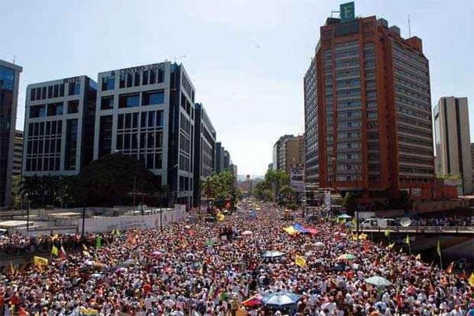 Protesto contra o governo de Nicolas Maduro levou milhares �s ruas de Caracas(foto: AFP PHOTO / FEDERICO PARRA)