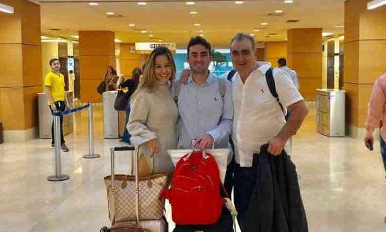 O deputado deixou o hospital acompanhado do pai Nrcio Rodrigues e da noiva Ana Lucilia(foto: Arquivo pessoal)