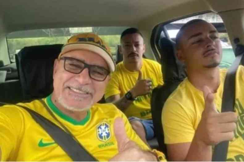 Queiroz e amigos dentro do carro