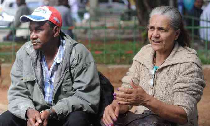 Com alta dos preos, o aposentado Vicente de Paula cancelou viagem e a dona de casa Maria Gonalves reduziu compras de carnes no supermercado(foto: Leandro Couri/EM/D.A Press)