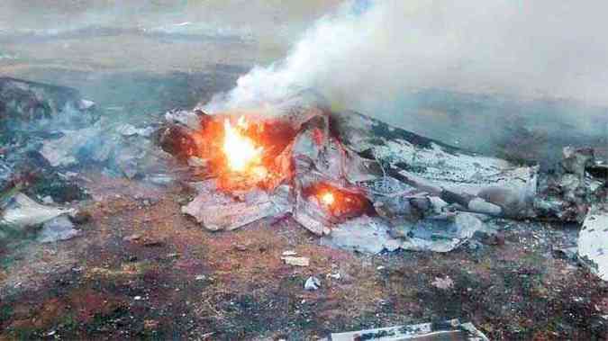 Aeronave, que pegou fogo e ficou completamente destruda, teve uma das asas arrancada. Verses levantam suspeitas de ataque e retaliao (foto: Polcia Militar/Divulgao)