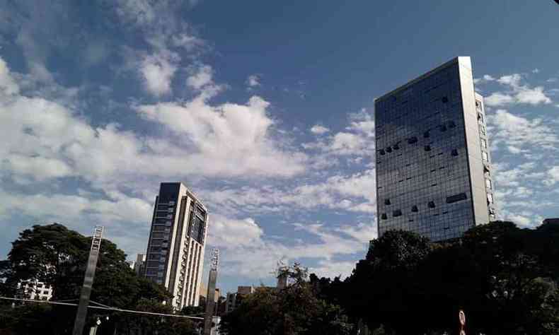 Cu parcialmente nublado em Belo Horizonte. Na foto, Savassi, na Regio Centro-Sul da capital(foto: Jair Amaral/EM/DA Press)